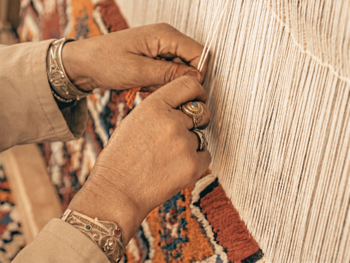 Several hands, one loom.