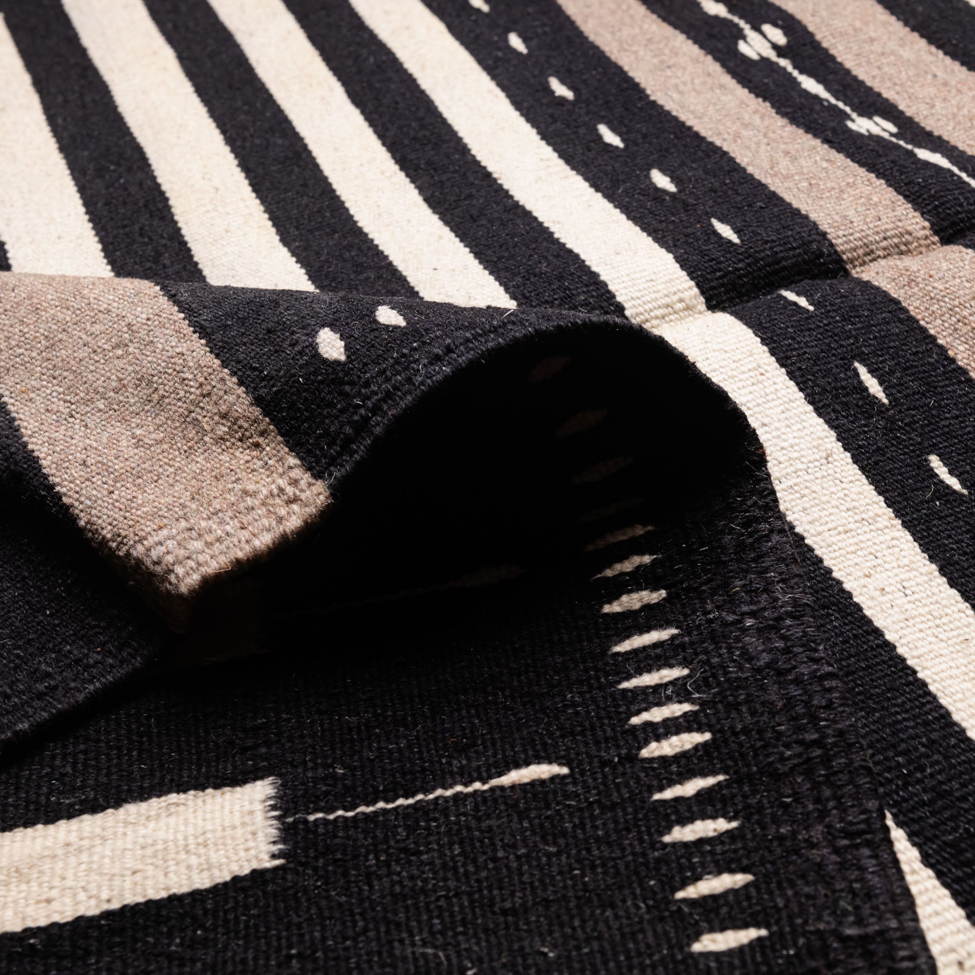 Alyass - Flatweave Moroccan rug - Benisouk