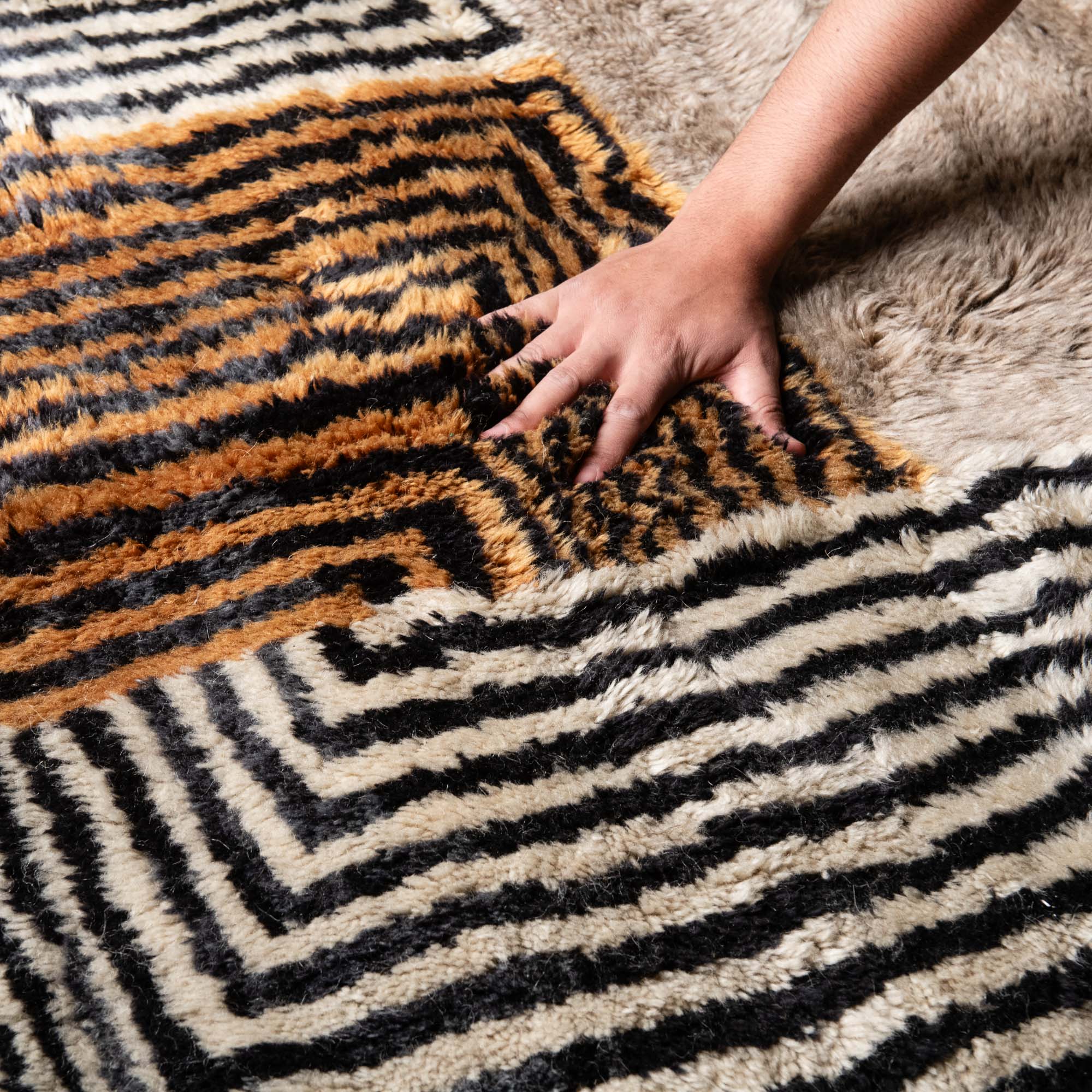 Crossing Lines - Luxury Shag Moroccan Rug - Benisouk