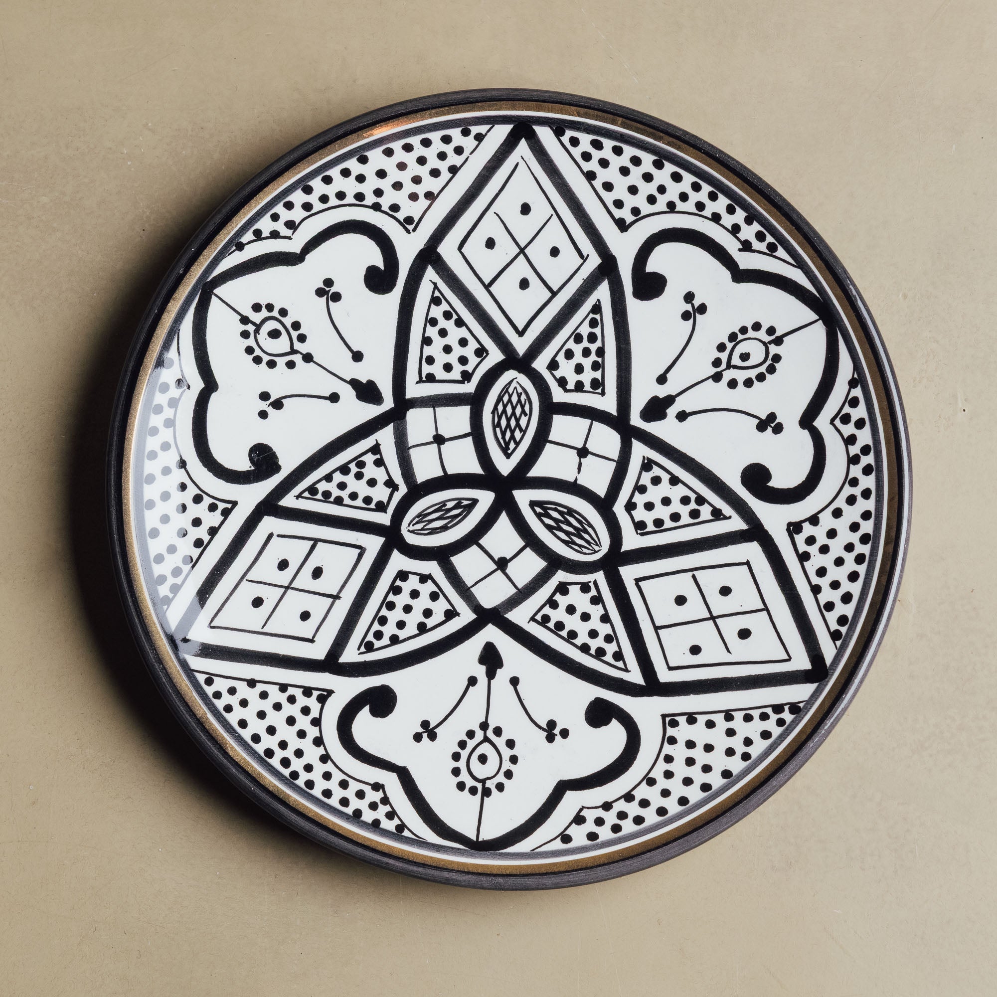 Fez Dinner Plate Black - Moroccan Dinnerware Adorned with 12 Carat Gold Accents - Benisouk