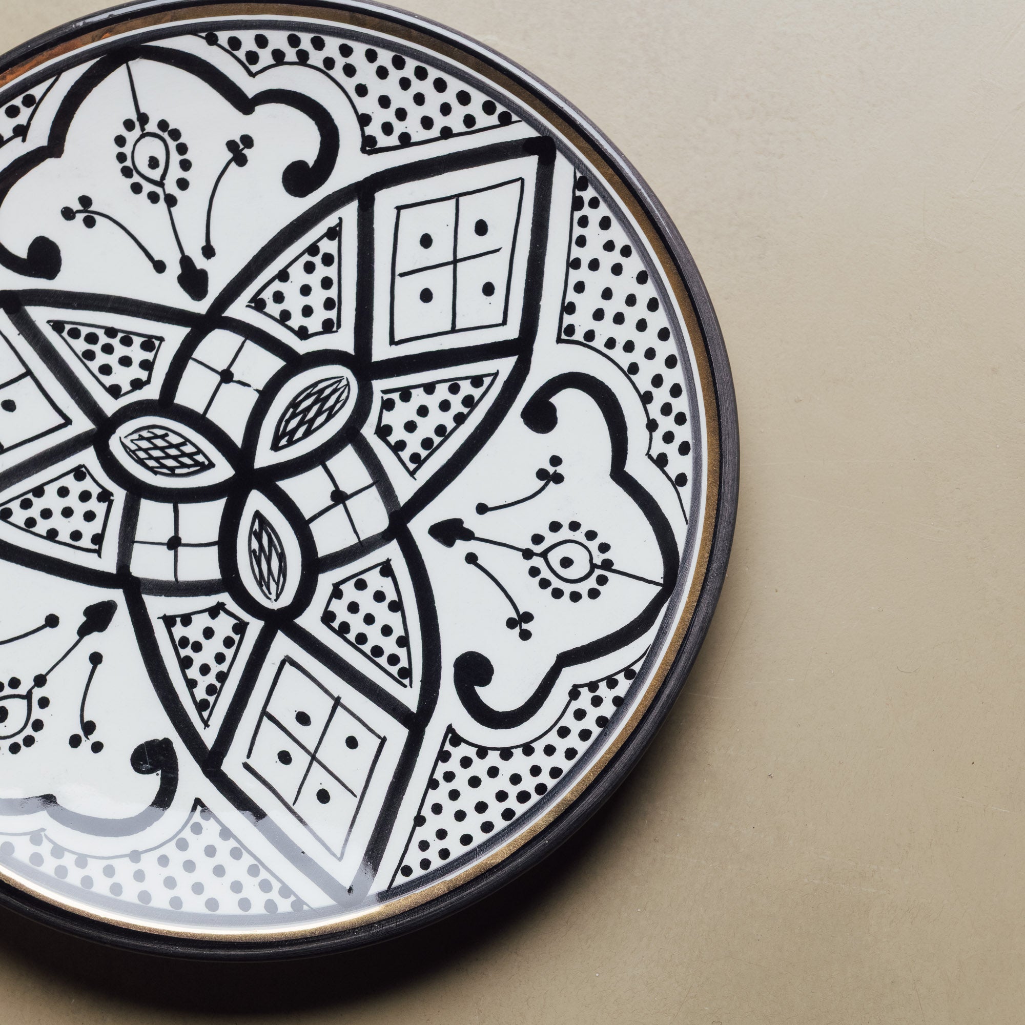 Fez Dinner Plate Black - Moroccan Dinnerware Adorned with 12 Carat Gold Accents - Benisouk