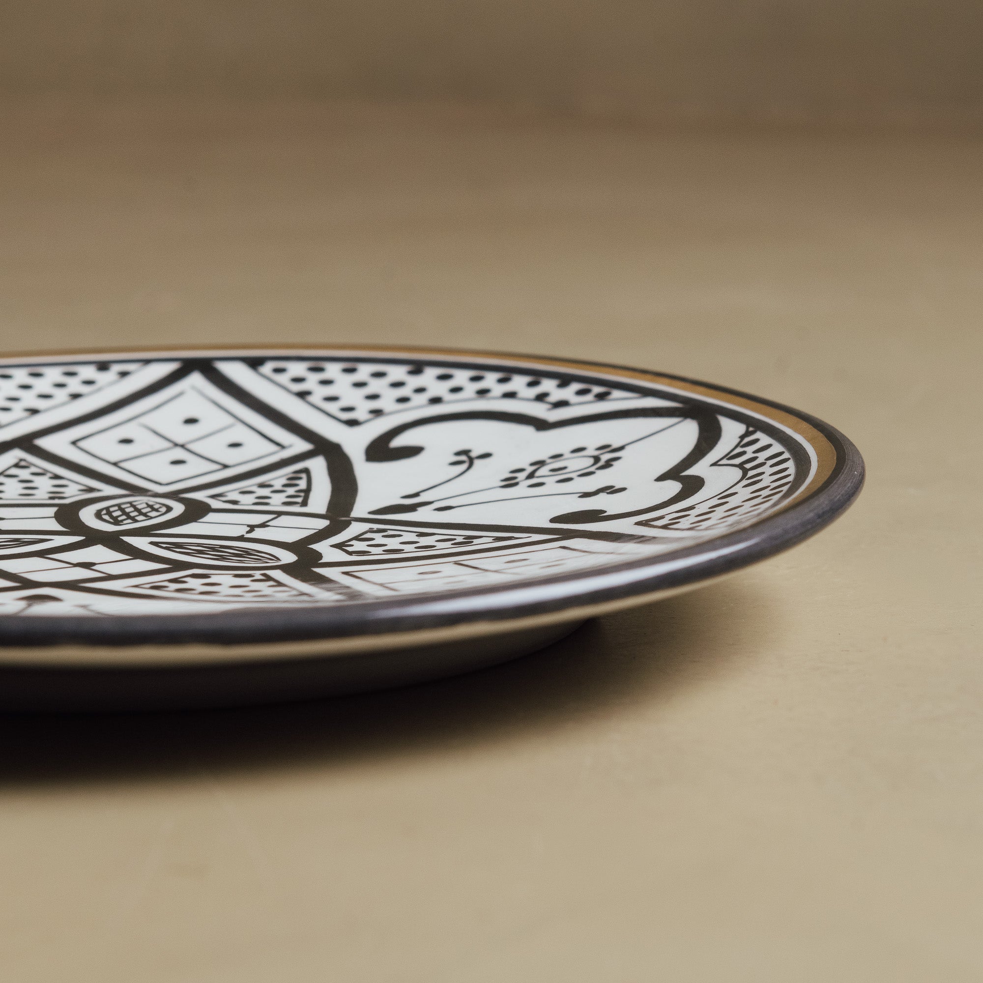 Fez Dinner Plate Black - Moroccan Dinnerware Adorned with 12 Carat Gold Accents - Benisouk