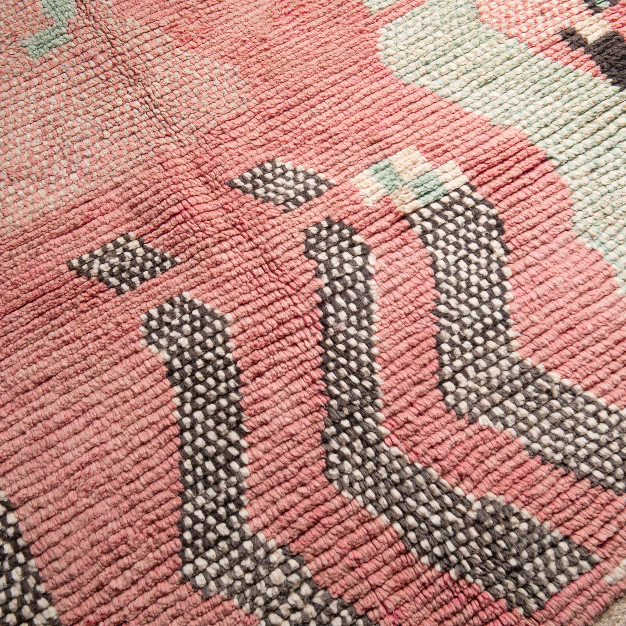 Mnahu - vintage boujad rug - Benisouk