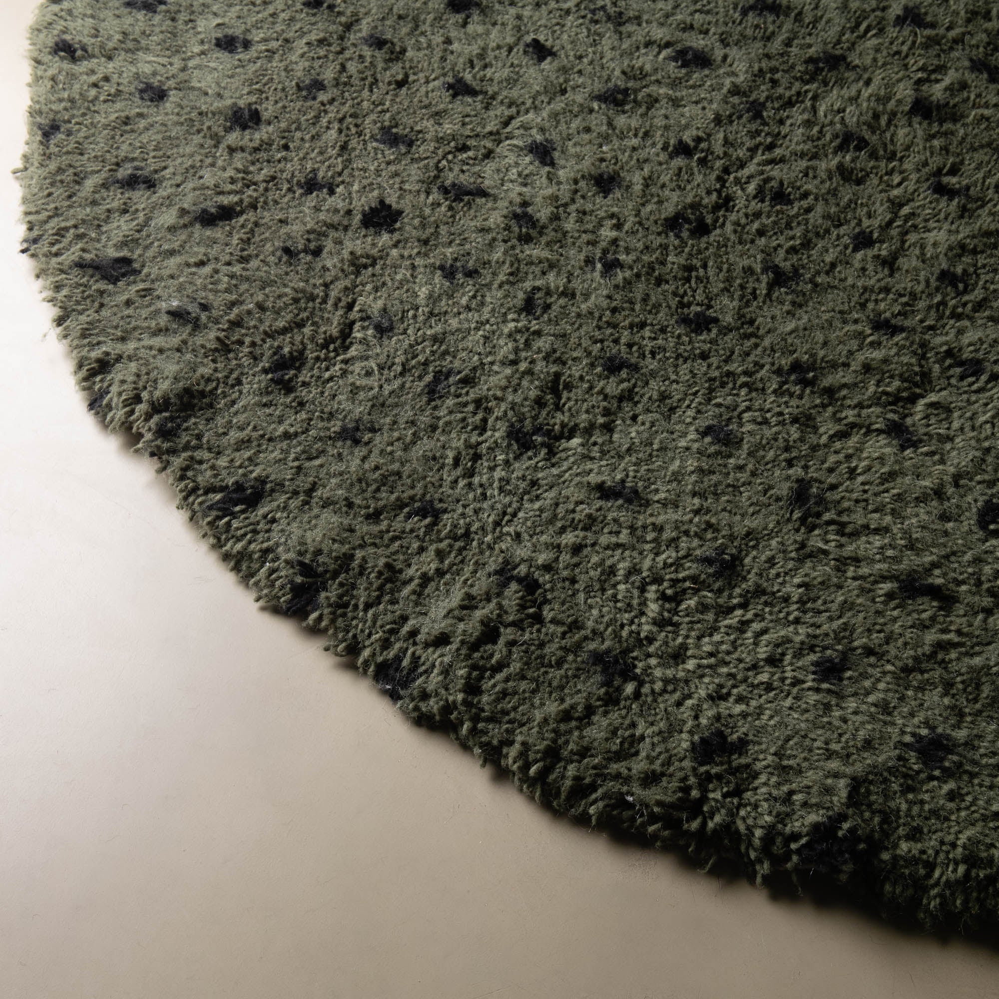 Noujoum Soldier Green Round - Shag Moroccan rug - Benisouk