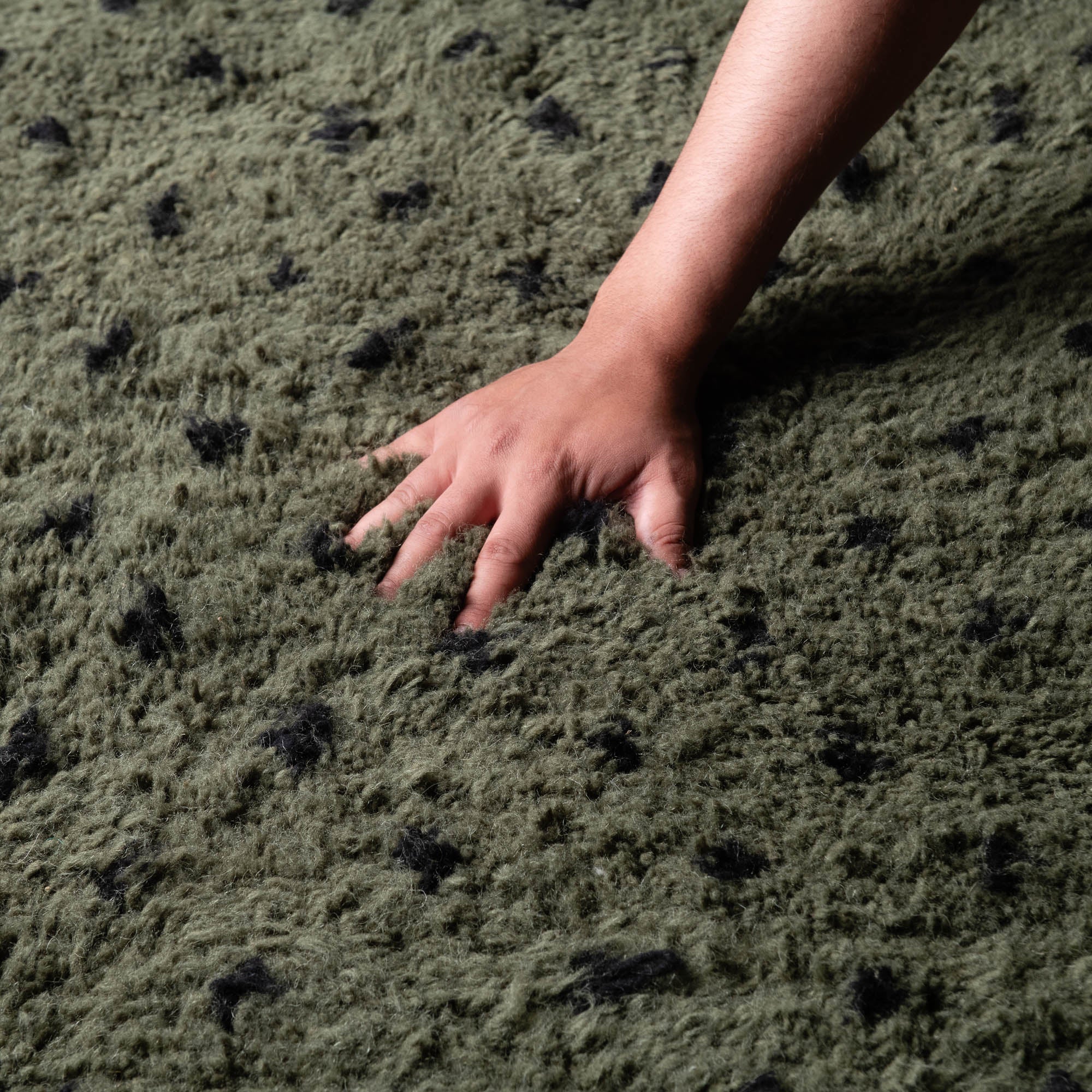 Noujoum Soldier Green Round - Shag Moroccan rug - Benisouk