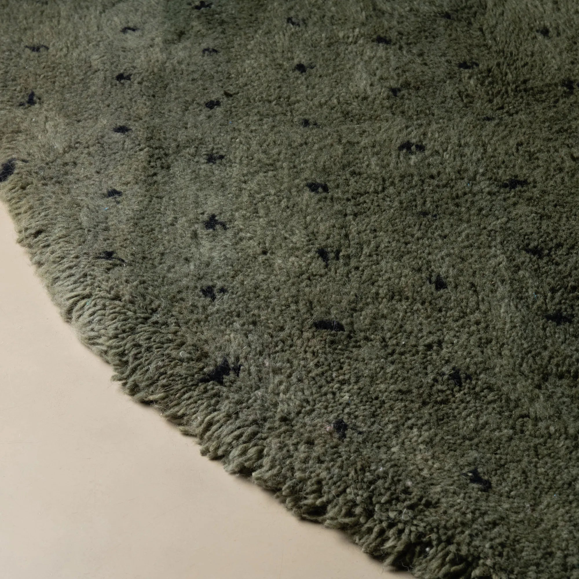 Noujoum Soldier Green Round - Shag Moroccan rug - Benisouk