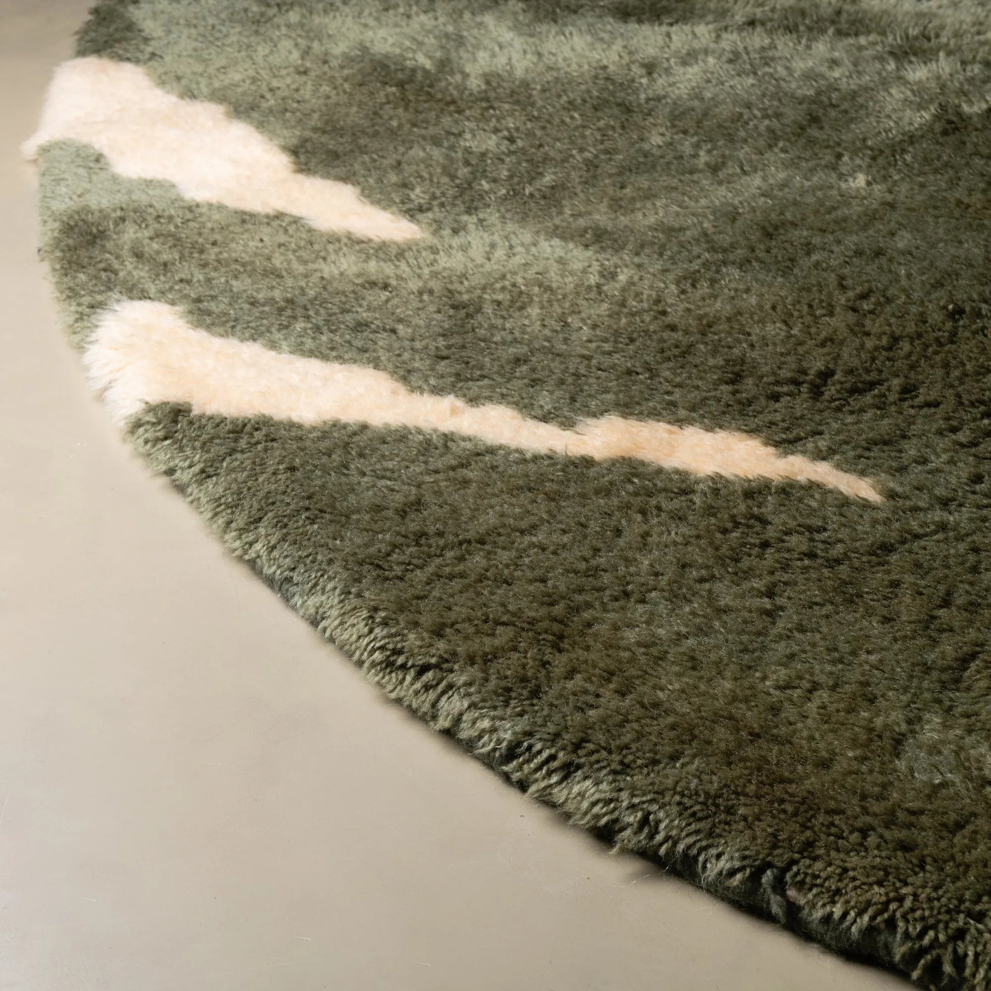 Soldier Round - Luxury Shag Moroccan Rug - Benisouk