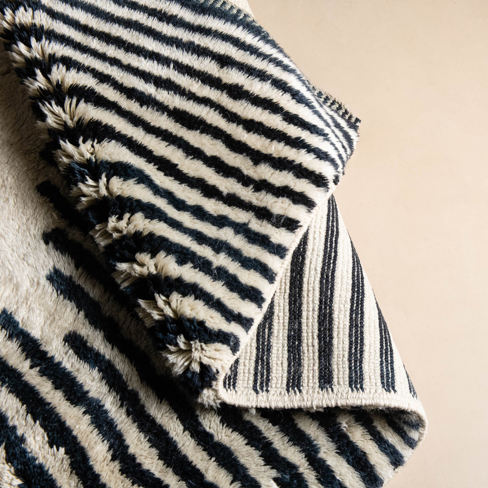 Symmetrical Connexion - Luxury Shag Moroccan Rug - Benisouk