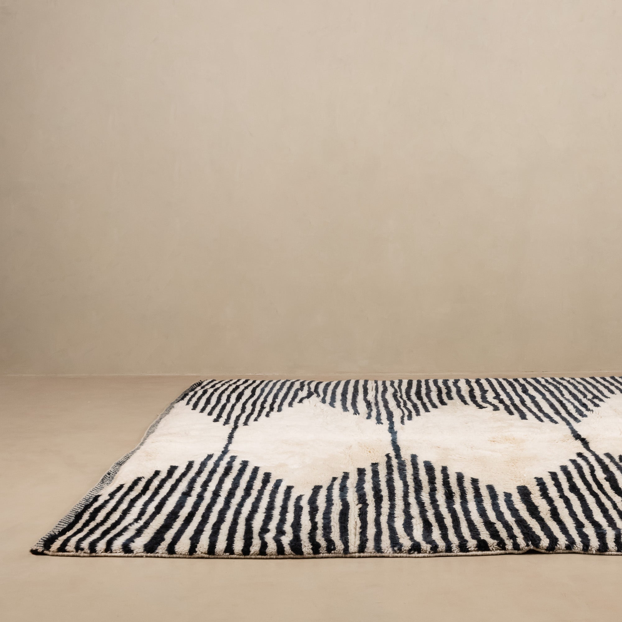 Symmetrical Connexion - Luxury Shag Moroccan Rug - Benisouk