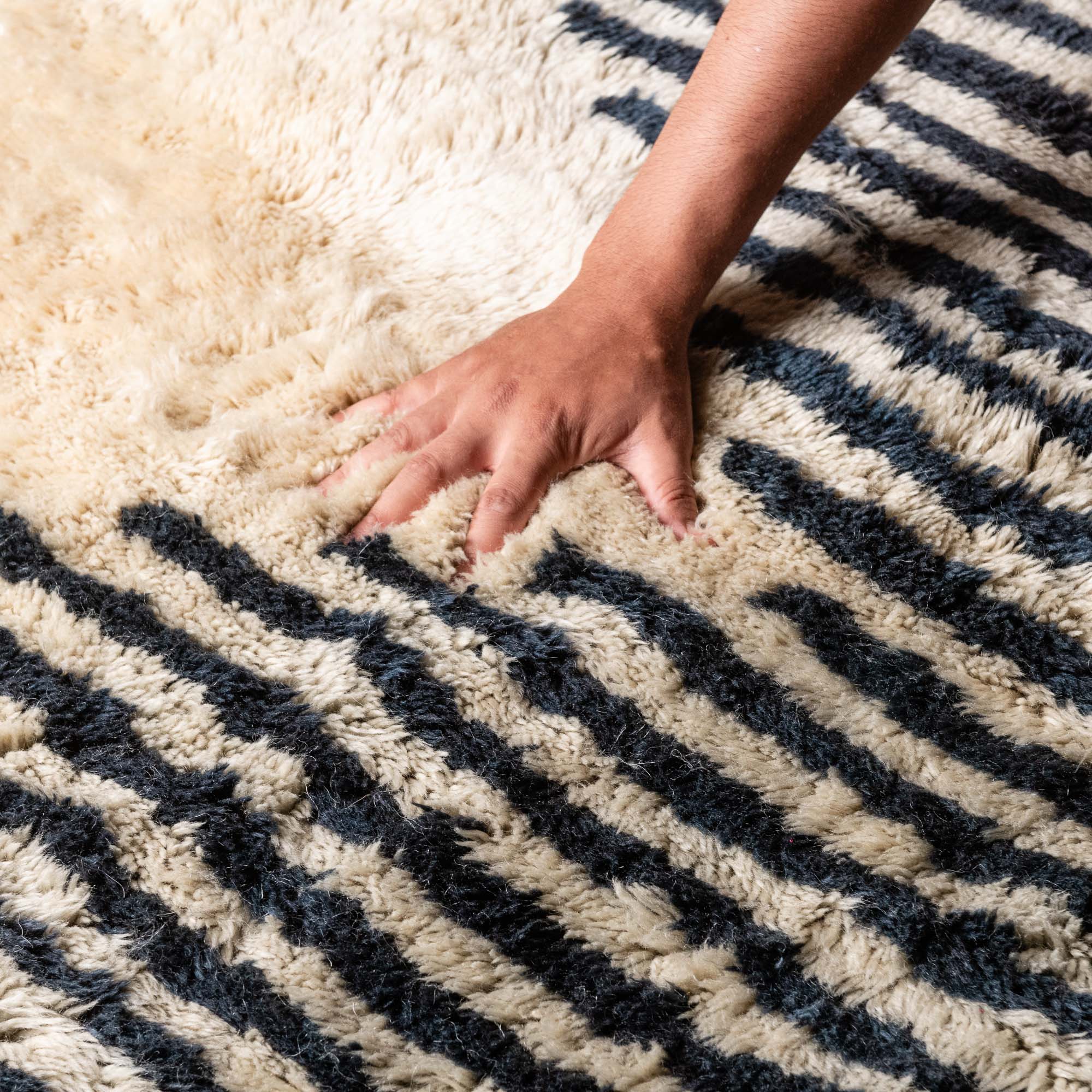 Symmetrical Connexion - Luxury Shag Moroccan Rug - Benisouk