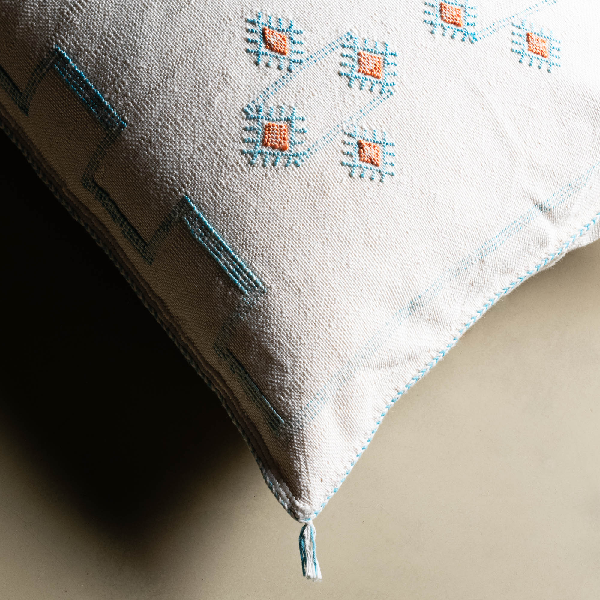 White Cactus silk pillow cover - Benisouk