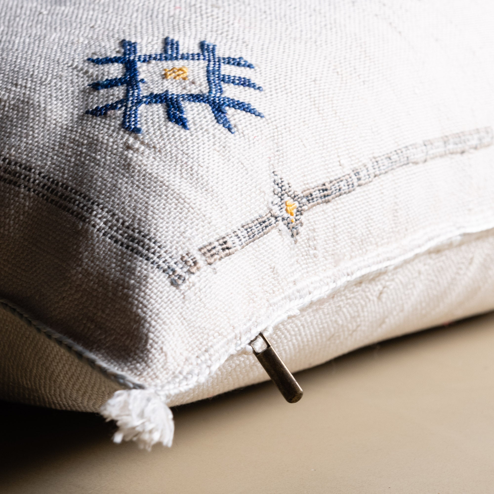 White Cactus silk pillow cover - Benisouk