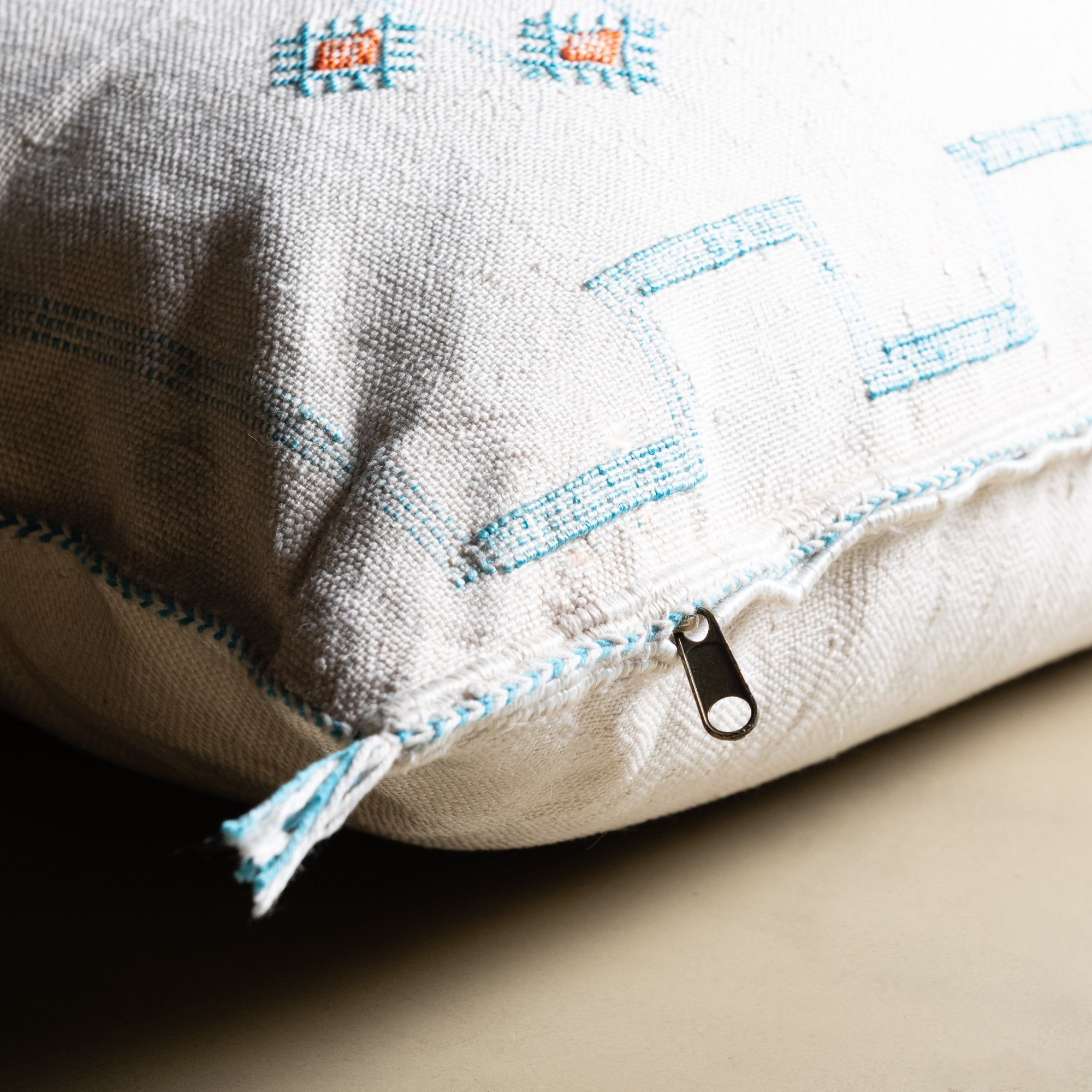 White Cactus silk pillow cover - Benisouk