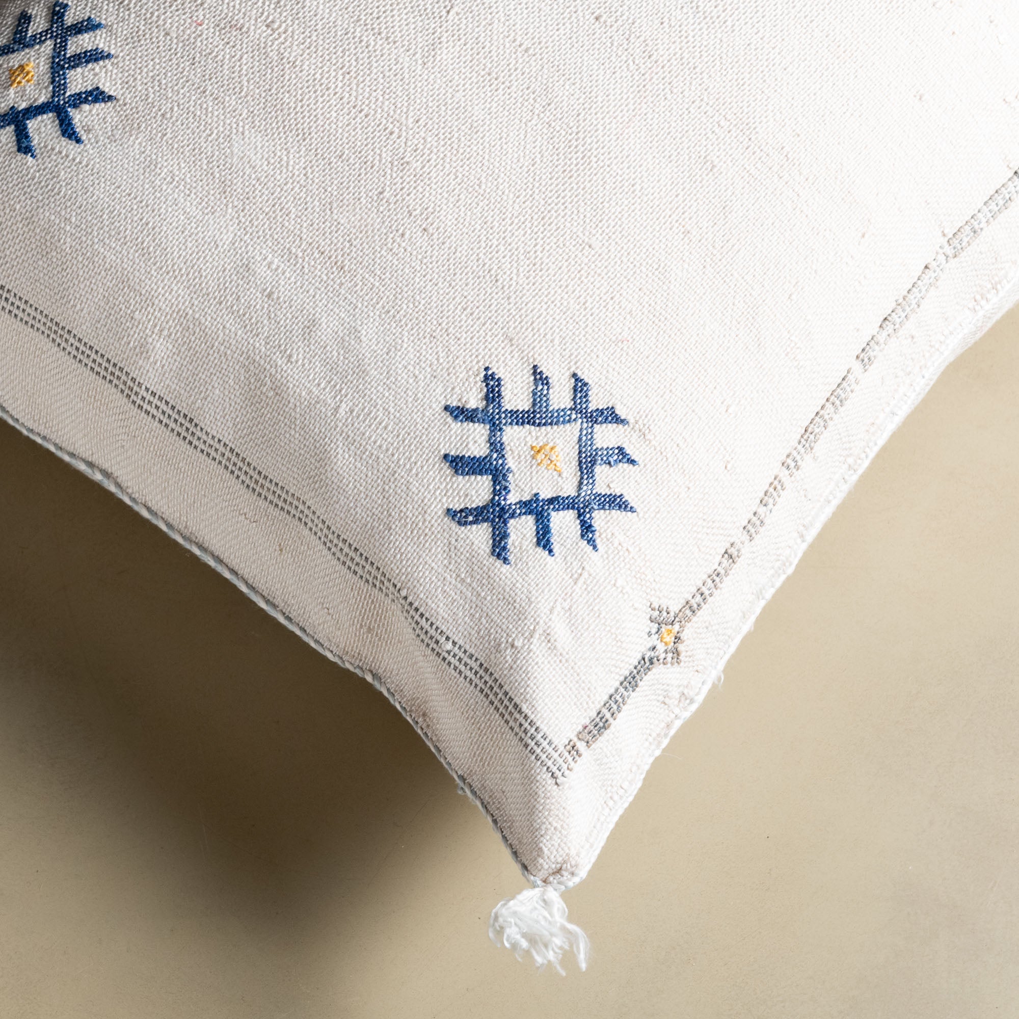 White Cactus silk pillow cover - Benisouk