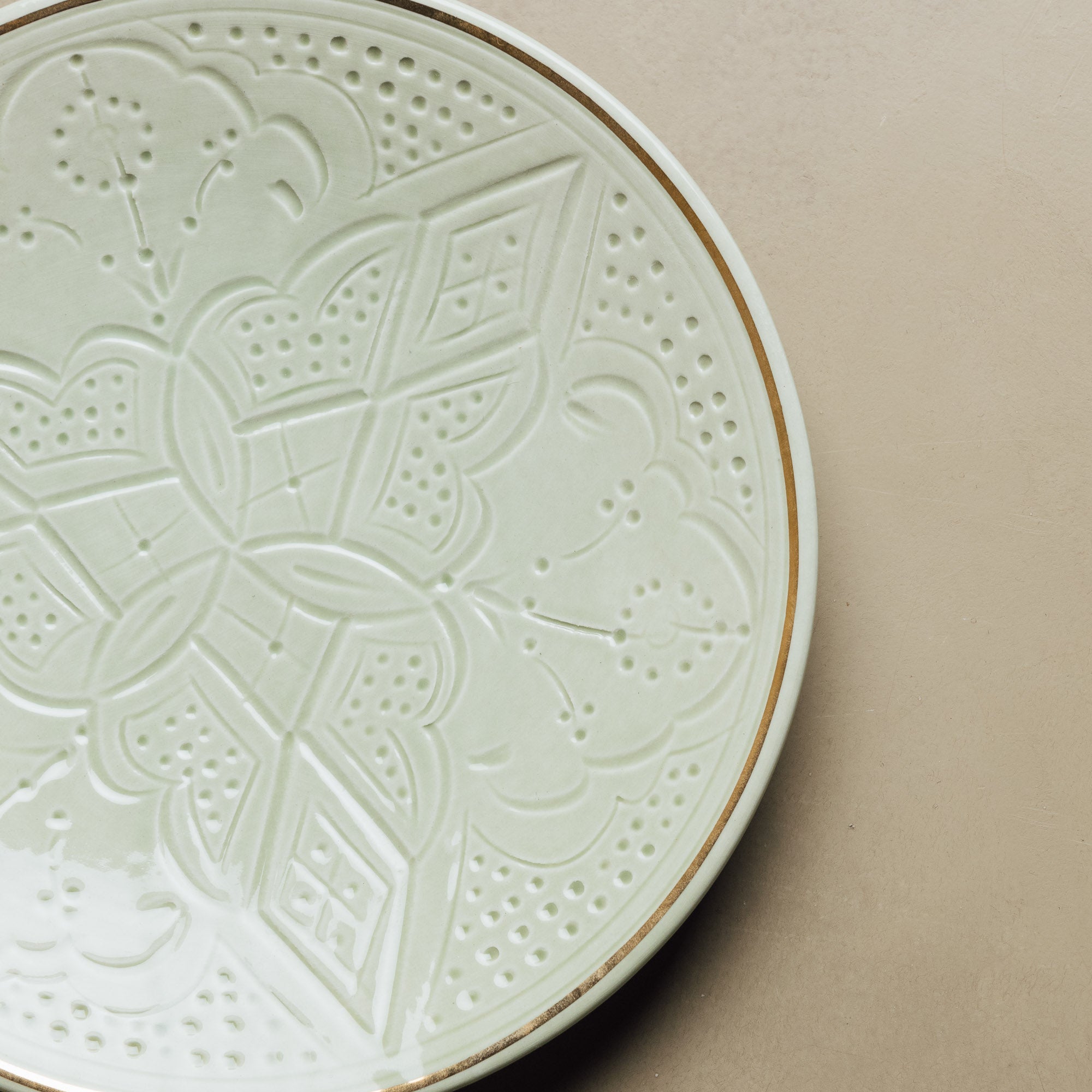 Zagora Dinner Plate Green - Moroccan Dinnerware Adorned with 12 Carat Gold Accents - Benisouk