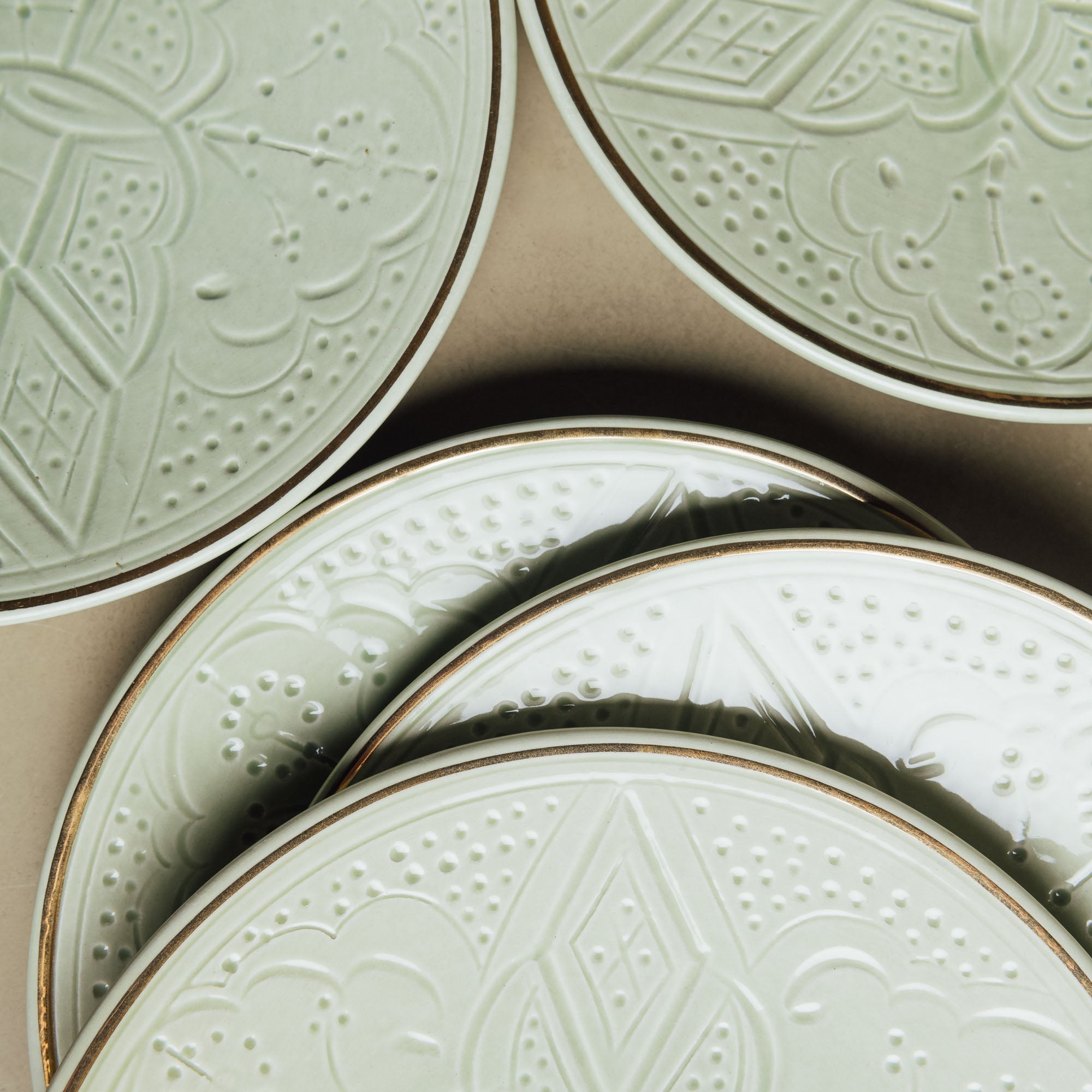 Zagora Dinner Plate Green - Moroccan Dinnerware Adorned with 12 Carat Gold Accents - Benisouk