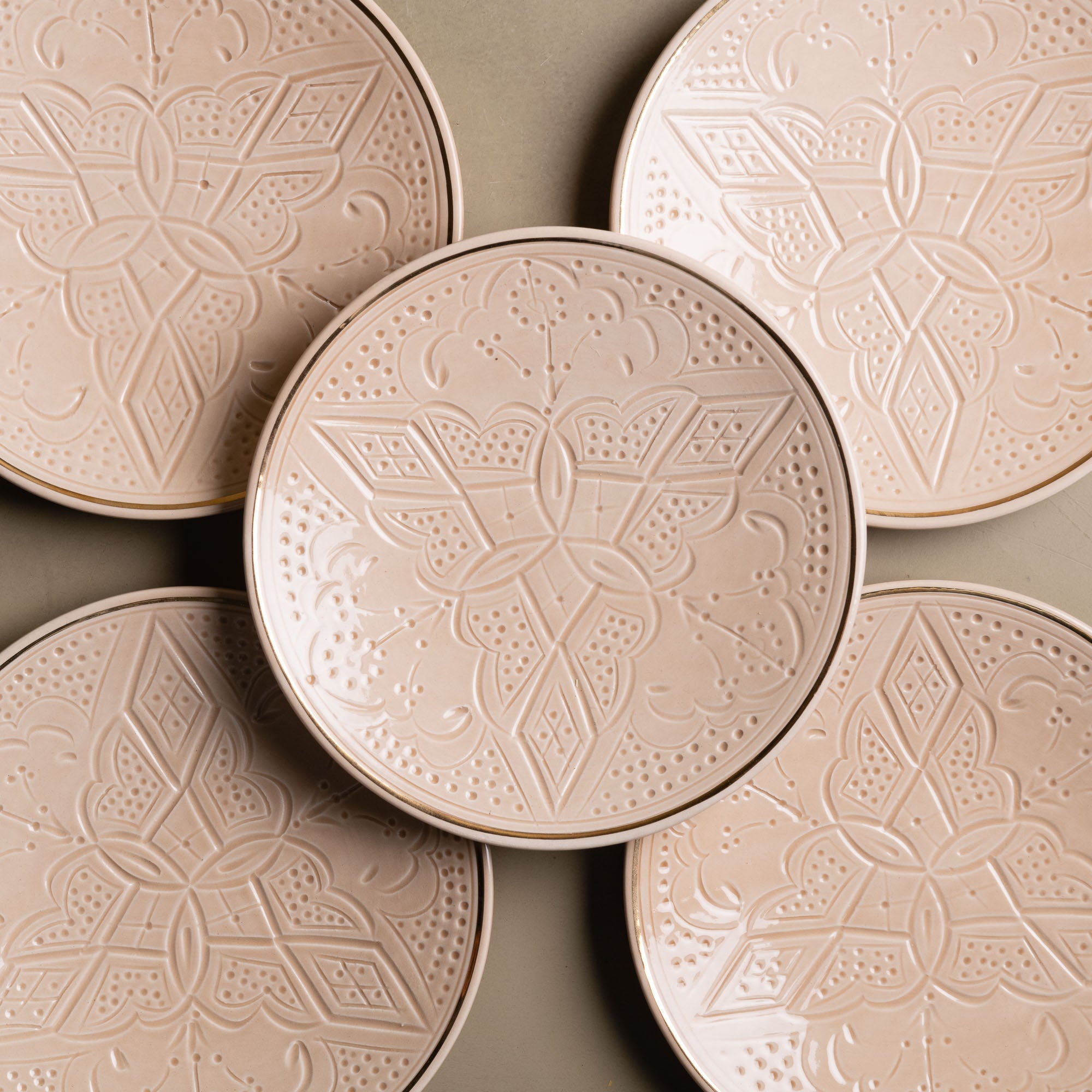 Zagora Dinner Plate Sand - Moroccan Dinnerware Adorned with 12 Carat Gold Accents - Benisouk
