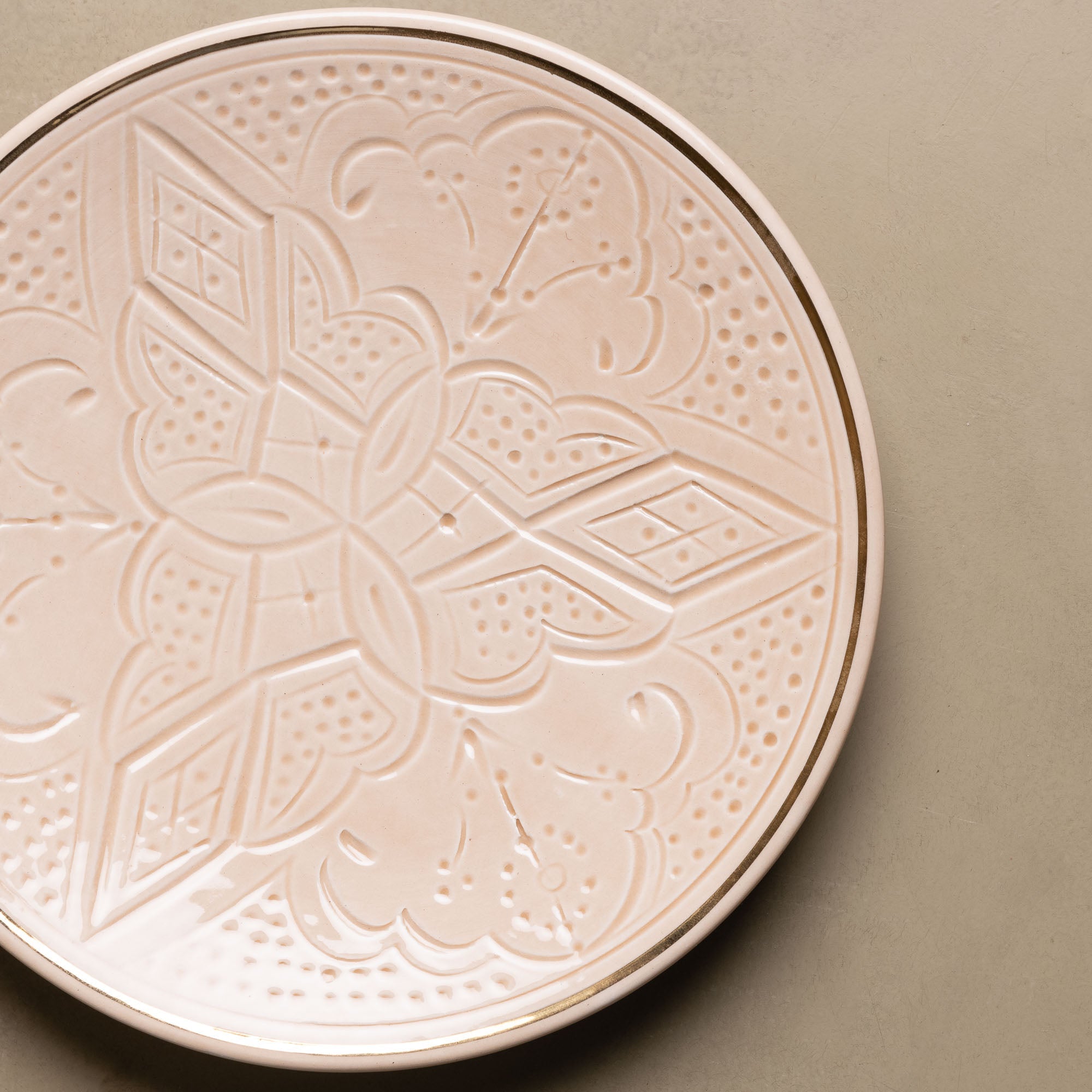 Zagora Dinner Plate Sand - Moroccan Dinnerware Adorned with 12 Carat Gold Accents - Benisouk