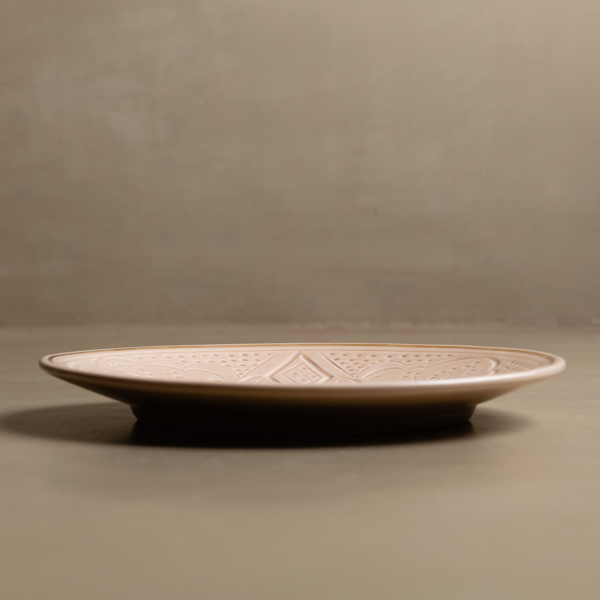 Zagora Dinner Plate Sand - Moroccan Dinnerware Adorned with 12 Carat Gold Accents - Benisouk