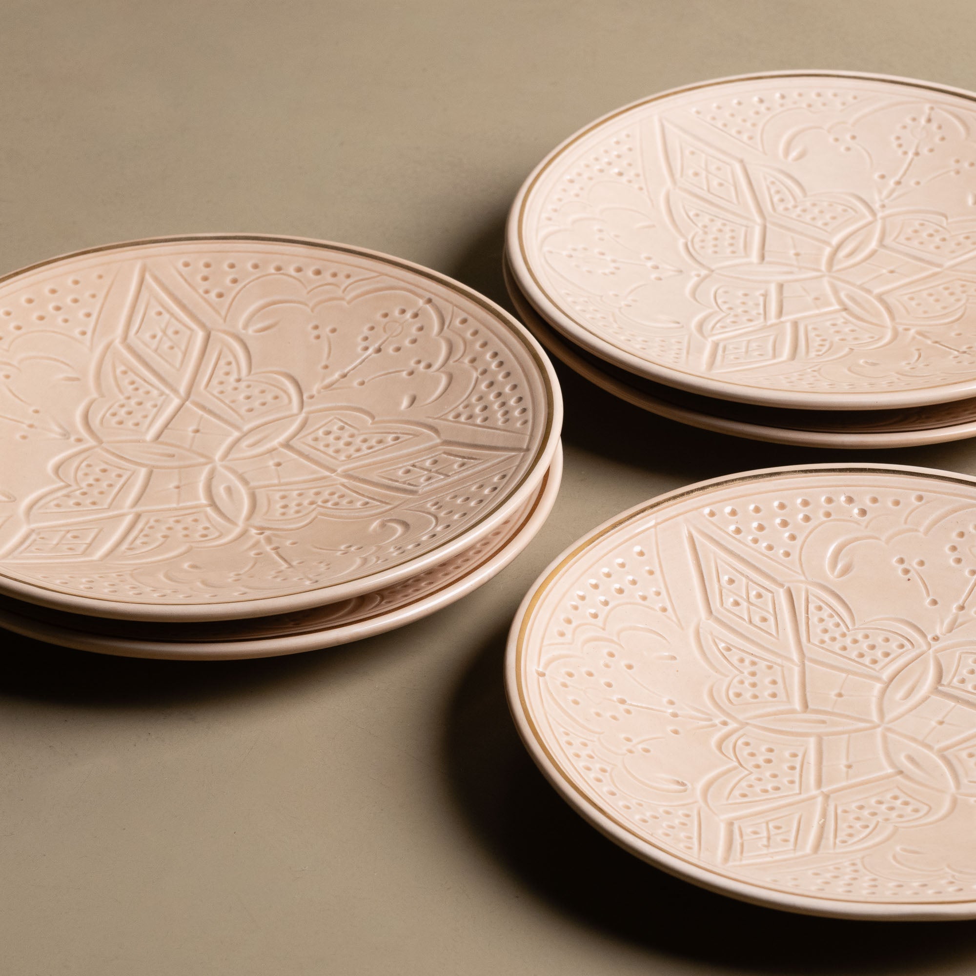 Zagora Dinner Plate Sand - Moroccan Dinnerware Adorned with 12 Carat Gold Accents - Benisouk