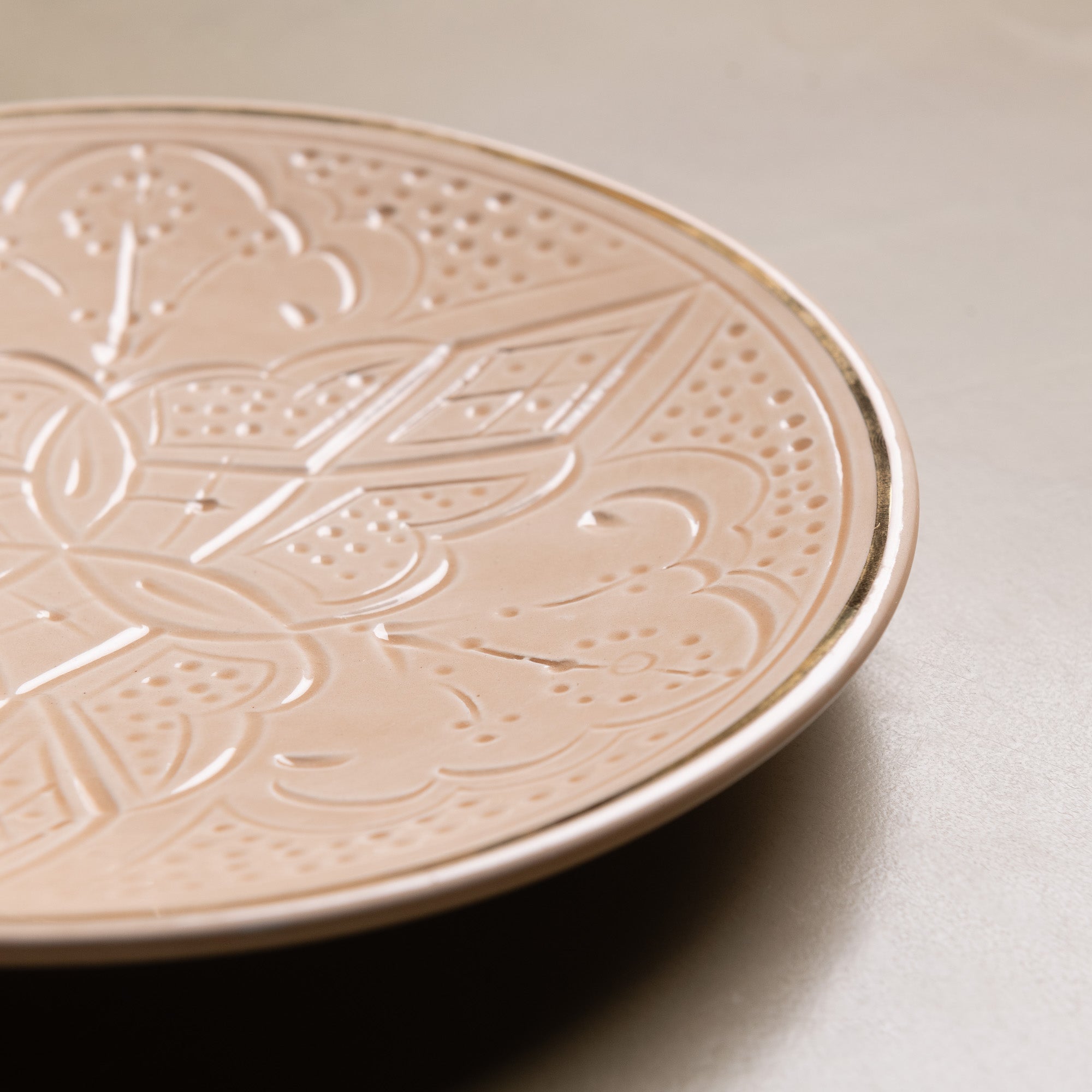 Zagora Dinner Plate Sand - Moroccan Dinnerware Adorned with 12 Carat Gold Accents - Benisouk