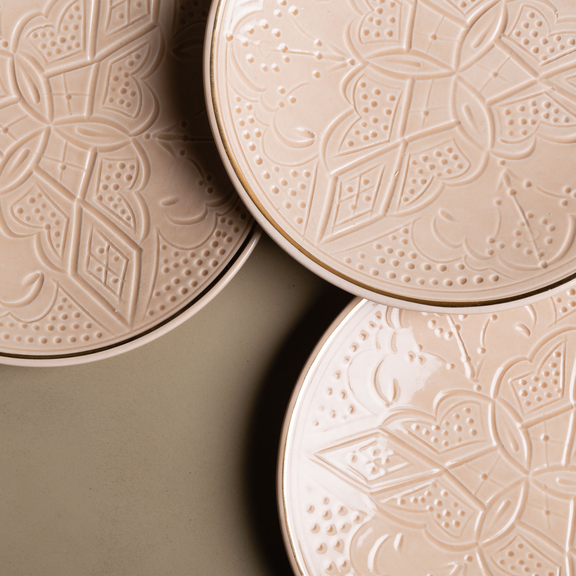 Zagora Dinner Plate Sand - Moroccan Dinnerware Adorned with 12 Carat Gold Accents - Benisouk