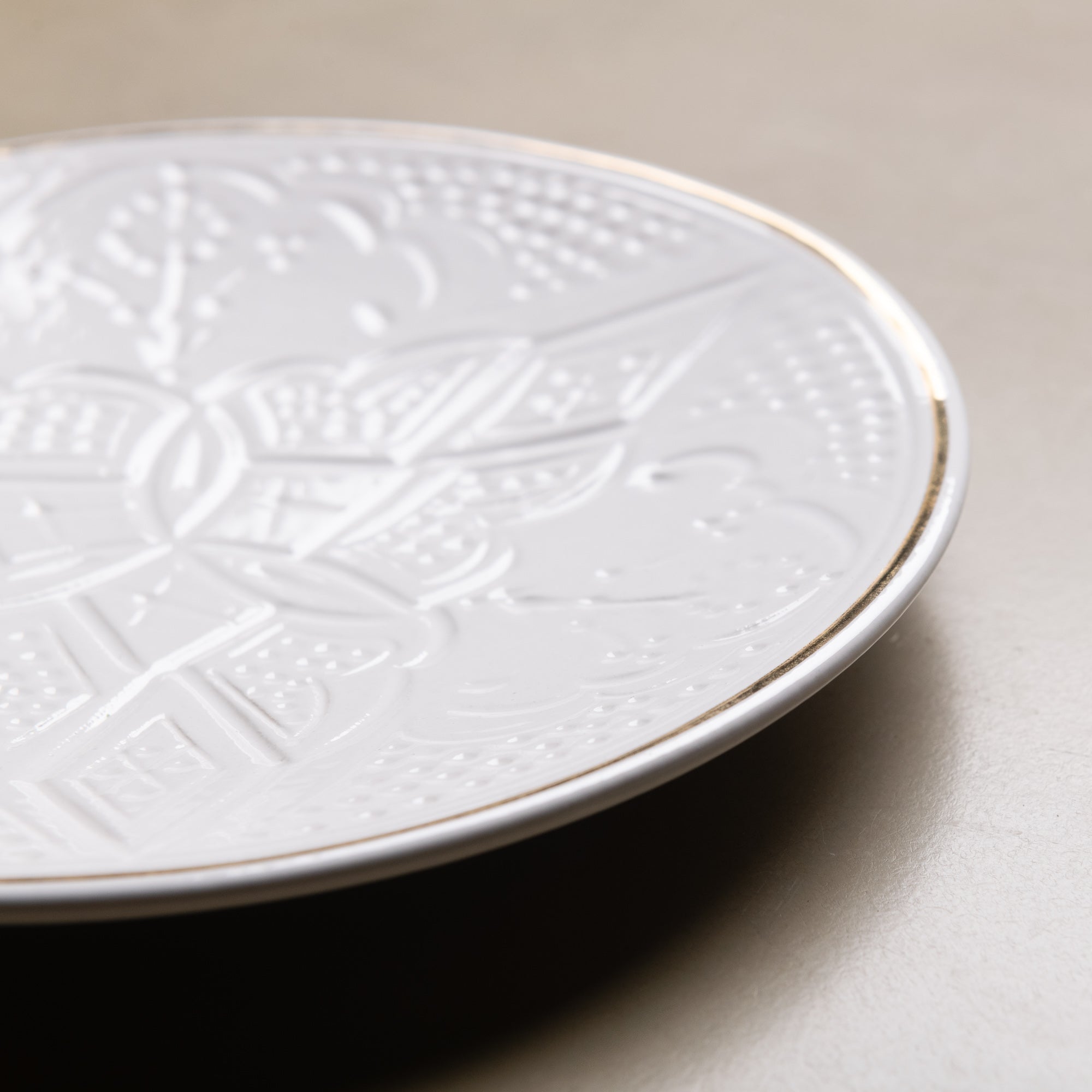 Zagora Dinner Plate White - Moroccan Dinnerware Adorned with 12 Carat Gold Accents - Benisouk