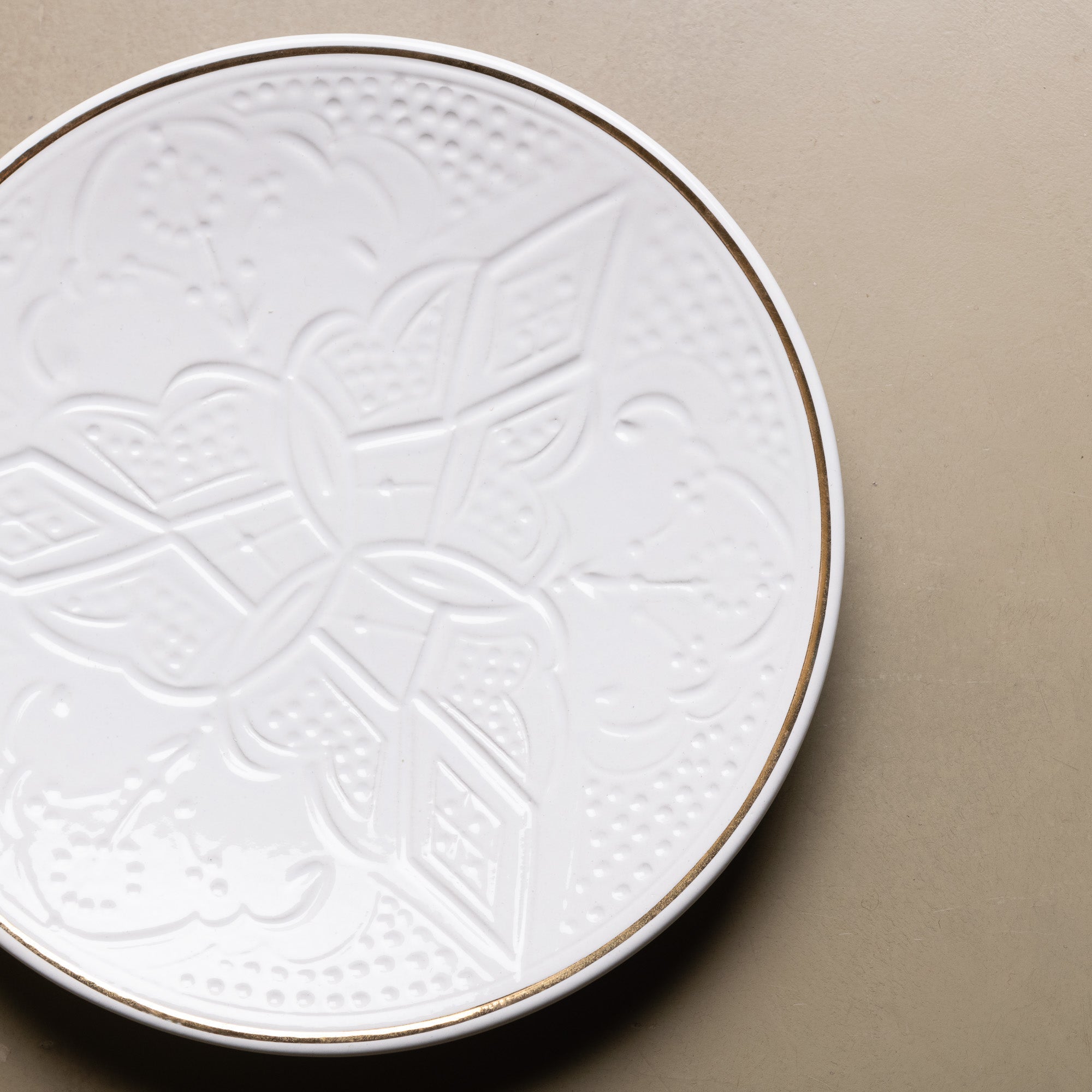 Zagora Dinner Plate White - Moroccan Dinnerware Adorned with 12 Carat Gold Accents - Benisouk
