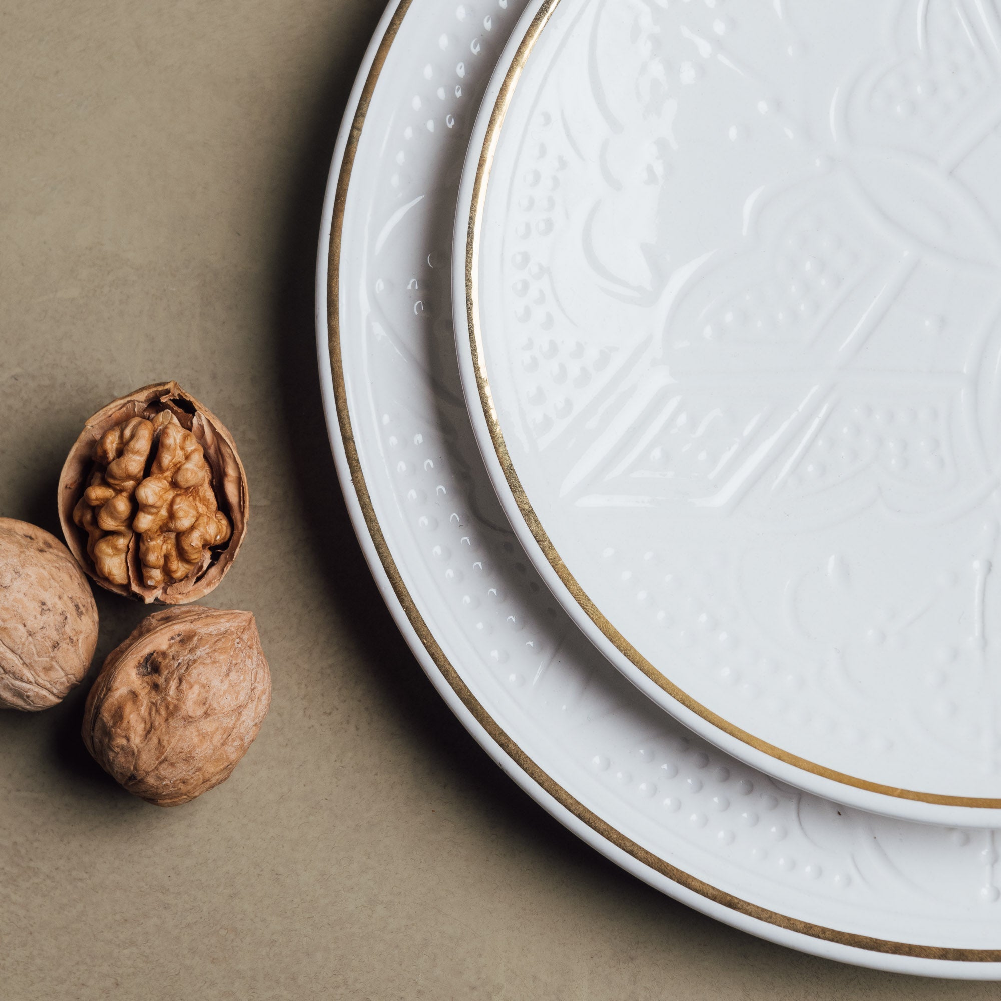 Zagora White - Moroccan Dinnerware Set Adorned with 12 Carat Gold Accents - Benisouk