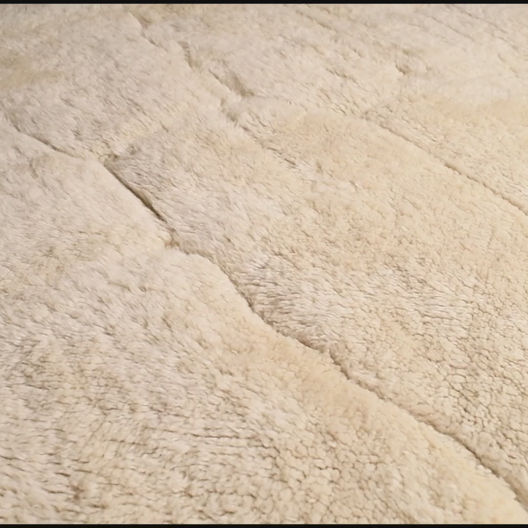 Bewölkter Himmel – Luxuriöser marokkanischer Hochflor-Teppich