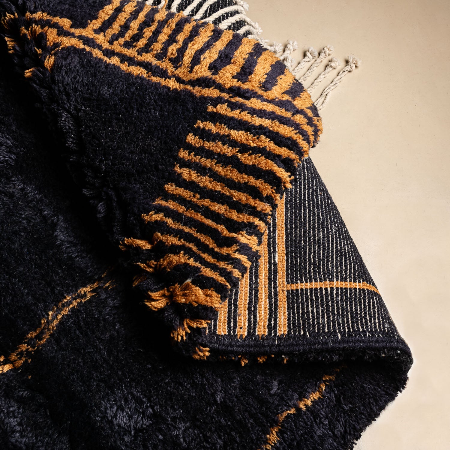 Black Sands Mirage – Hochwertiger marokkanischer Hochflor-Teppich – Benisouk