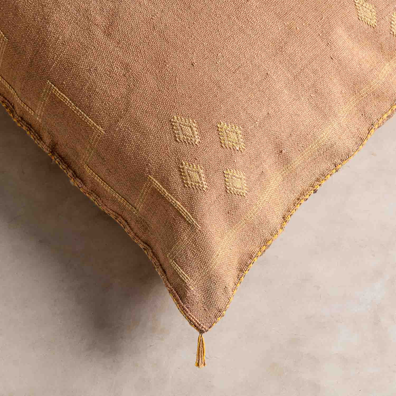 Kissenbezug aus brauner Kaktusseide – Benisouk