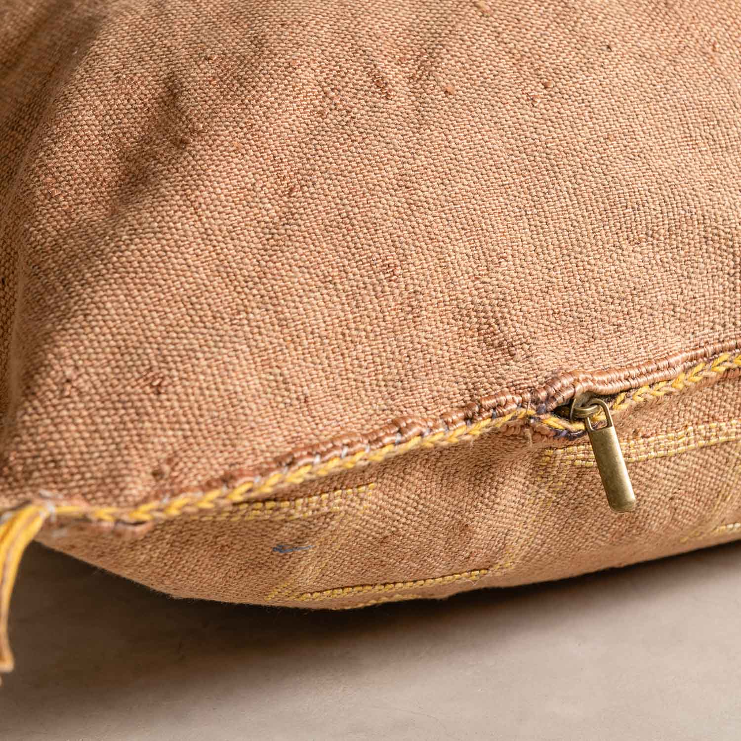 Kissenbezug aus brauner Kaktusseide – Benisouk