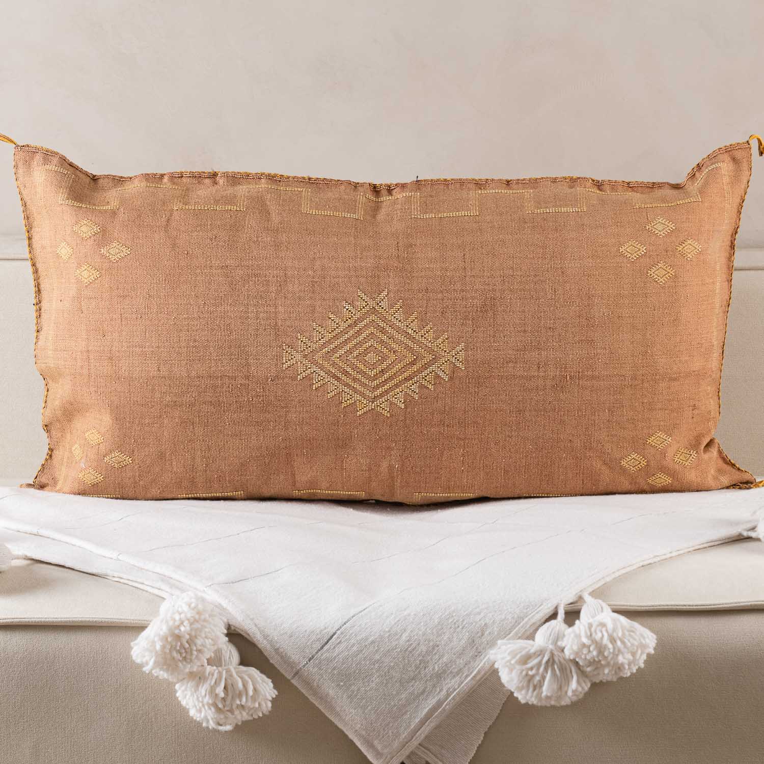 Kissenbezug aus brauner Kaktusseide – Benisouk
