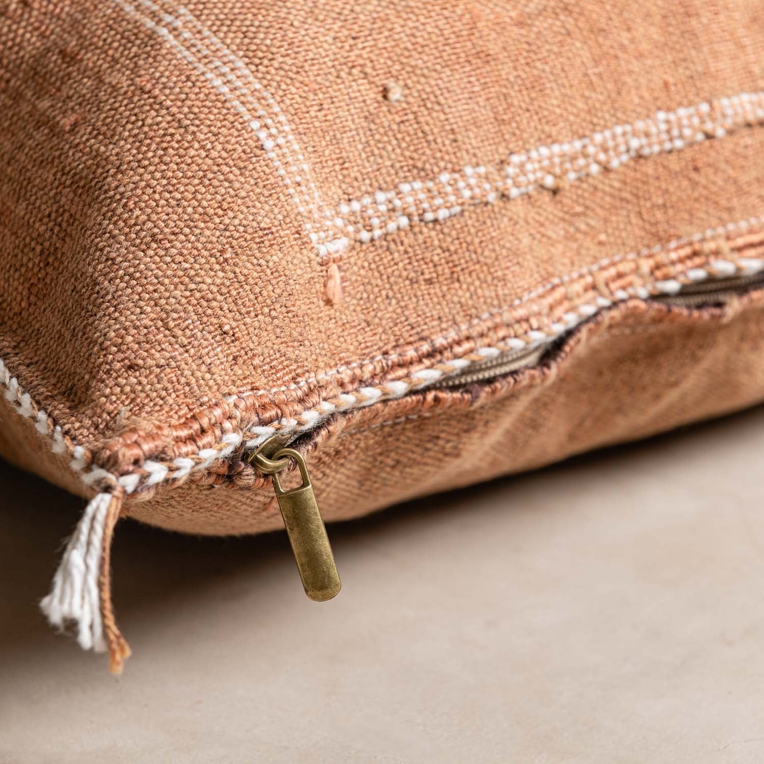 Kissenbezug aus brauner Kaktusseide – Benisouk