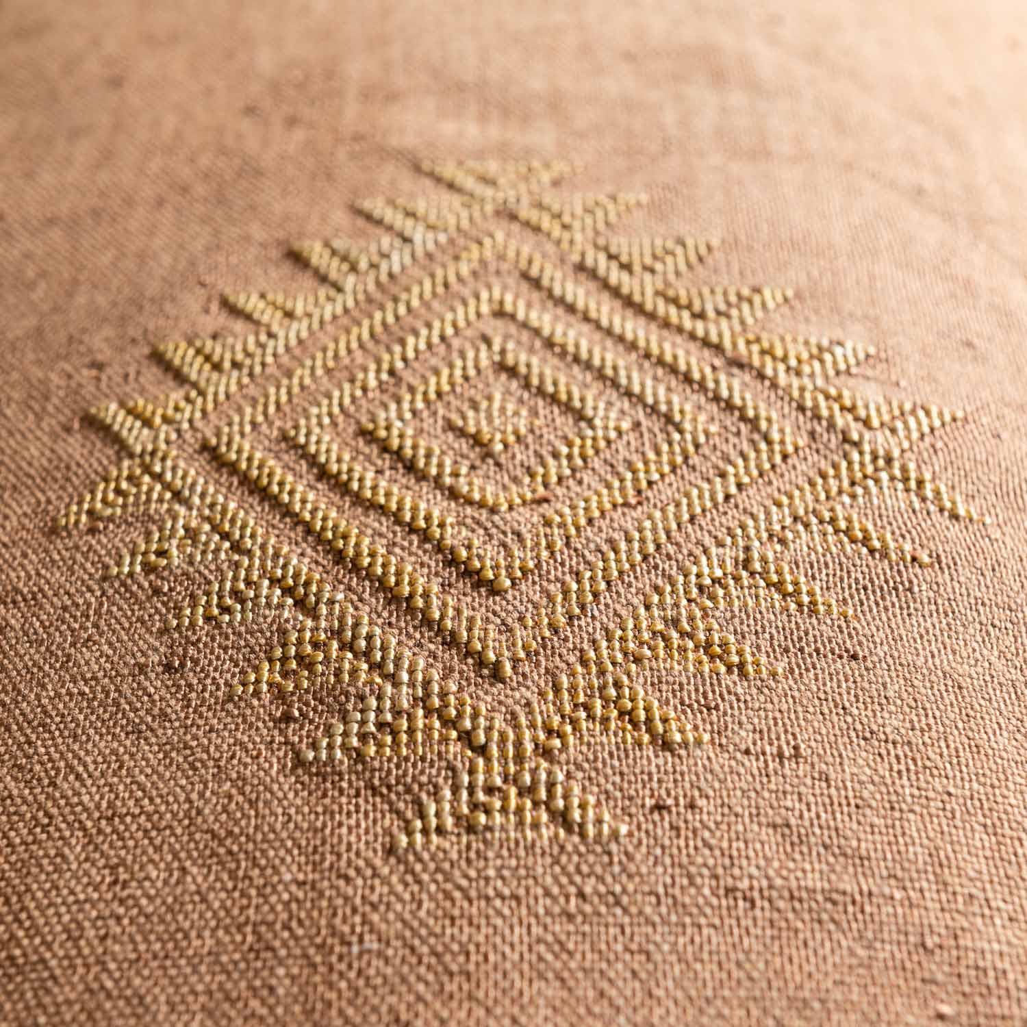 Kissenbezug aus brauner Kaktusseide – Benisouk